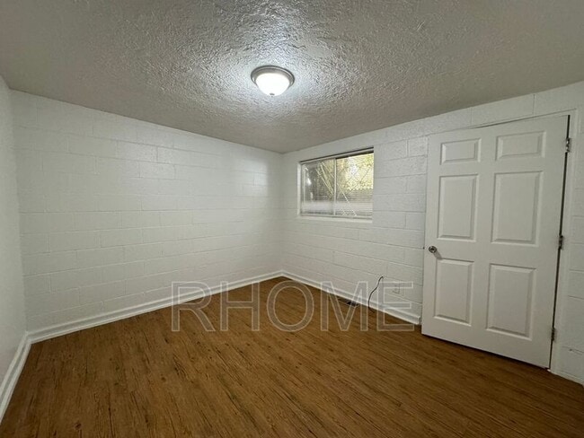 Building Photo - 2725 S Edison St