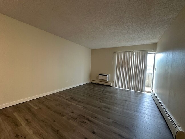 Building Photo - Bonus Balcony!