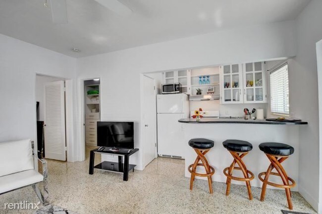 Building Photo - 1 br, 1 bath Condo - 1006 Casuarina Rd Apt 7