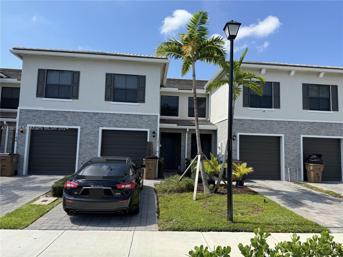 142 SE 5th Ct, Deerfield Beach, FL 33441 Townhome Rentals in