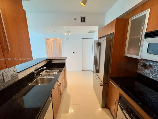 Foto del edificio - 335 S Biscayne Blvd
