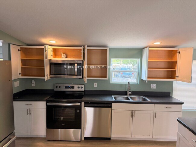 Foto del edificio - BEAUTIFUL 3/2 AVAILABLE NOW! ASK ABOUT OUR SPECIALS!!!