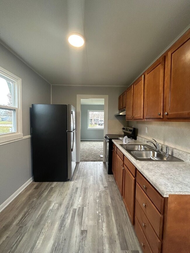 Building Photo - 3 Bedroom House W/ fresh Flooring and Paint!