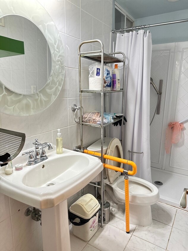 Large individual shower bathroom - 1092 Willowbrook Rd