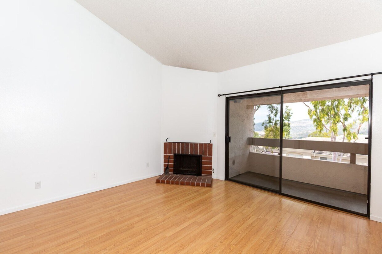 Foto principal - !!! CHARMING 2/2 CONDO WITH 2 CAR GARAGE I...