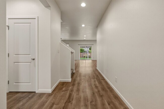 Foto del edificio - MOVE IN READY NOW! A/C! Multi generational living? Home office? Tumwater School District