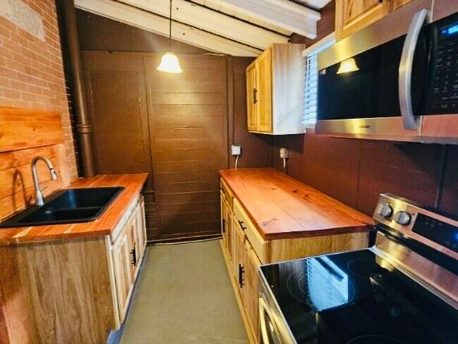 Building Photo - 1 Bedroom Single Family Home in Petersburg