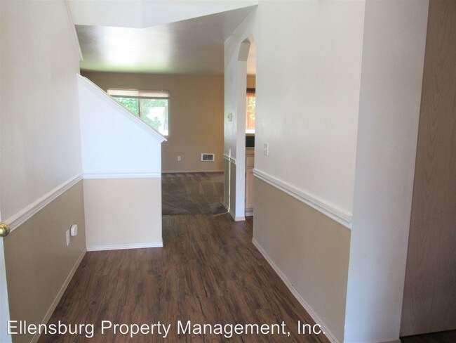 Building Photo - 3 br, 2.5 bath Apartment - 406 E Helena Ave.