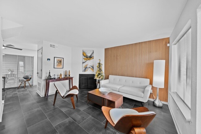 Foto del edificio - 3831 Landmark Dr