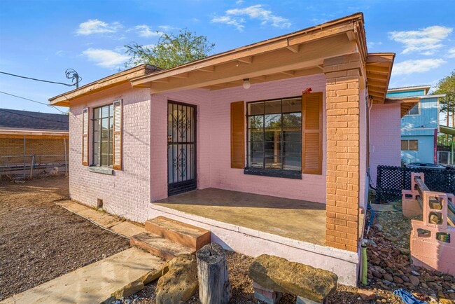 Building Photo - 1820 Aldama St