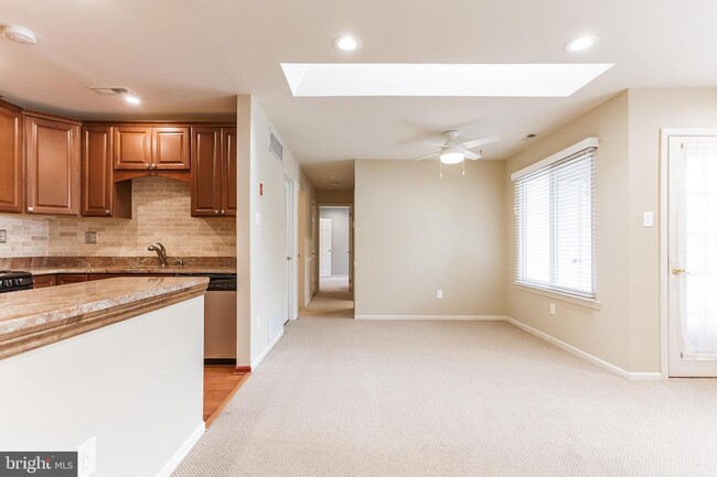 Building Photo - 806 Diamond Dr