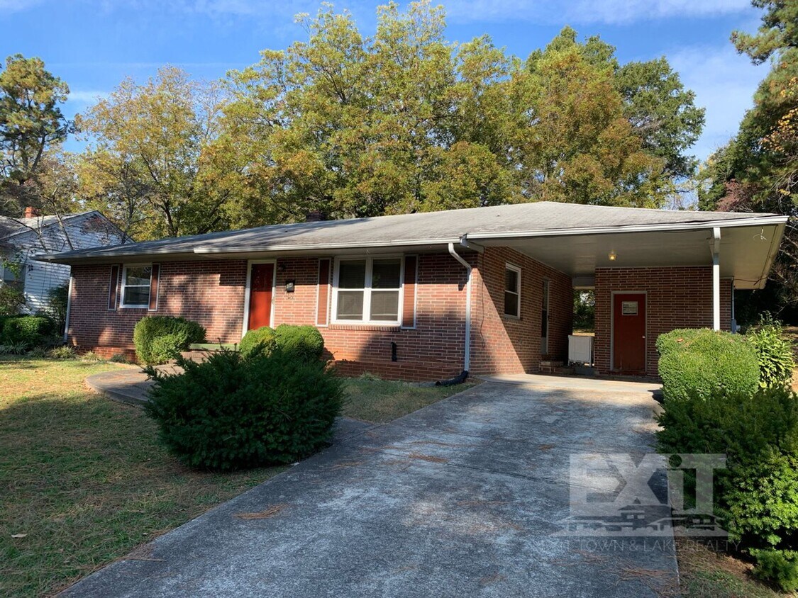 Primary Photo - Cozy 2 Bedroom, 1 Bath Home
