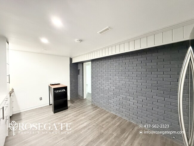 Photo du bâtiment - Bright 1-Bedroom Walk-Out Basement with Free Internet & Parking in Mississauga