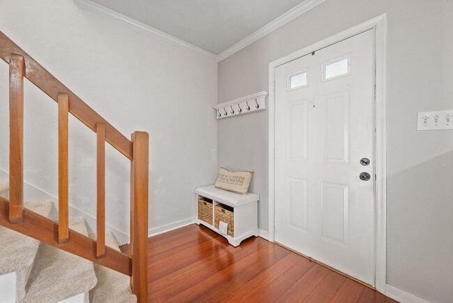 Building Photo - Townhouse, 2 bedroom, 2.5 baths in Yorktow...