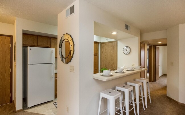 Building Photo - Large Two Bedroom Walking Distance to UIHC...