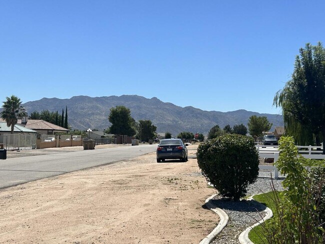 Foto del edificio - 7450 Paisley Ave