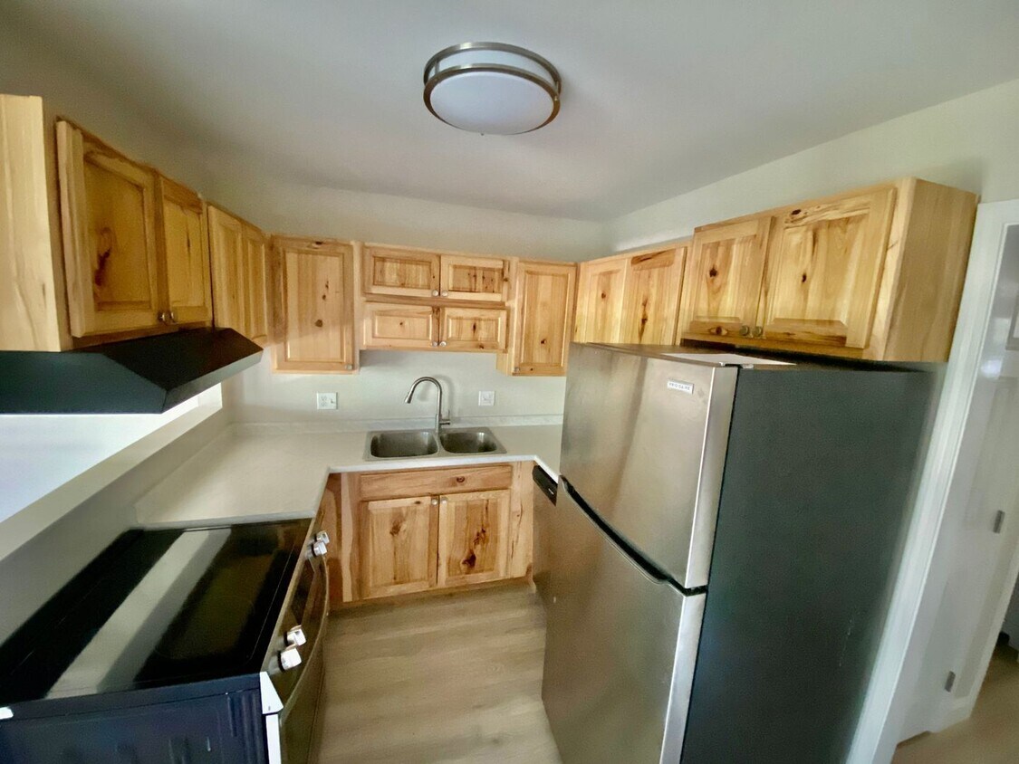 Primary Photo - Bright & Remodeled 2BD/1BA 2nd Floor Quarr...