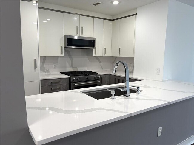 Building Photo - 3338 Peachtree Rd NE