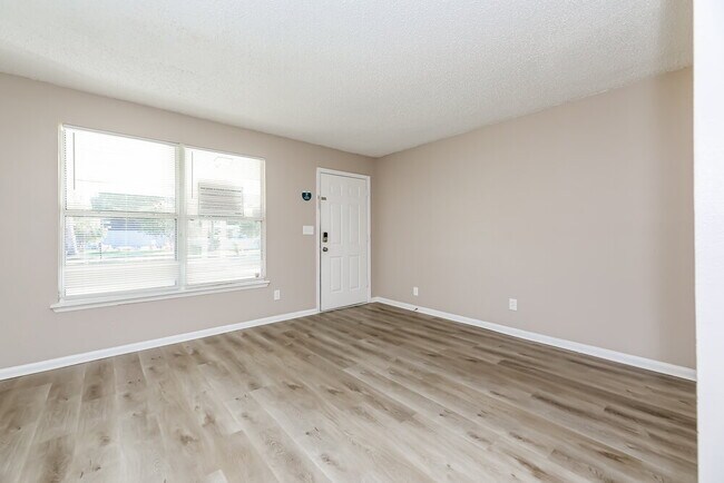 Building Photo - 1104 Le Brun Dr