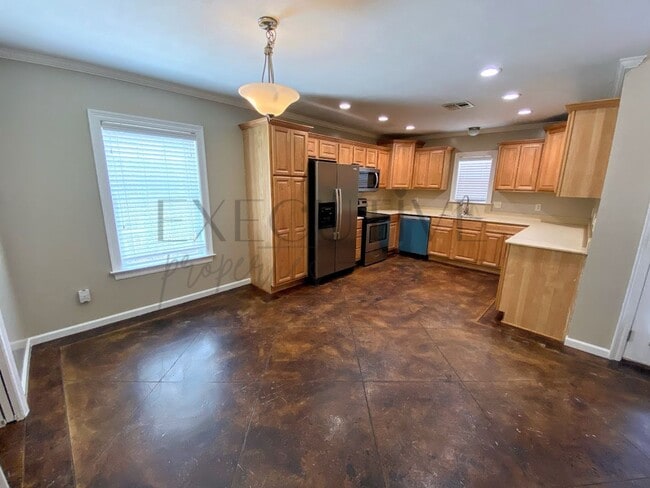 Building Photo - Stylish 3-Bedroom Off Ryan Street – Ready ...