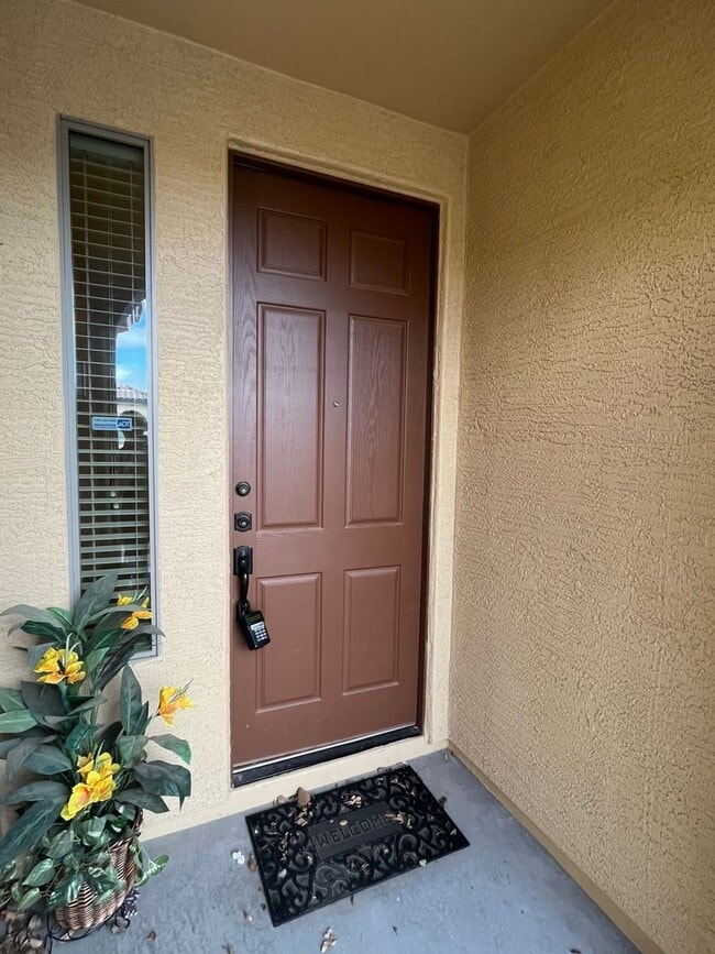 Building Photo - 4 Bedroom Home with Loft in Stonefield Com...
