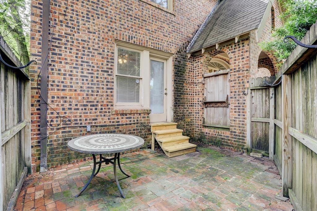 Primary Photo - 2323 Park St