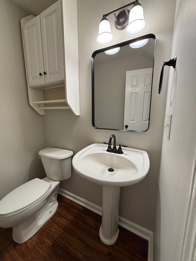 Tocador - 808 Woodsford Dr