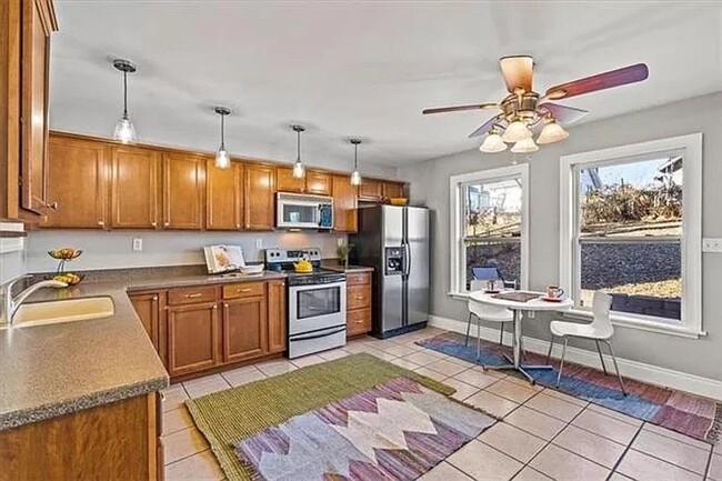Building Photo - Updated and Spacious Home Near UMKC