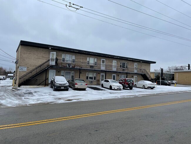 Building Photo - 1324 E Roosevelt Rd