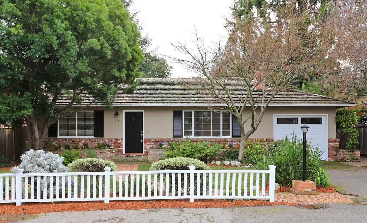 Primary Photo - Charming remodeled home, walk to town, eas...