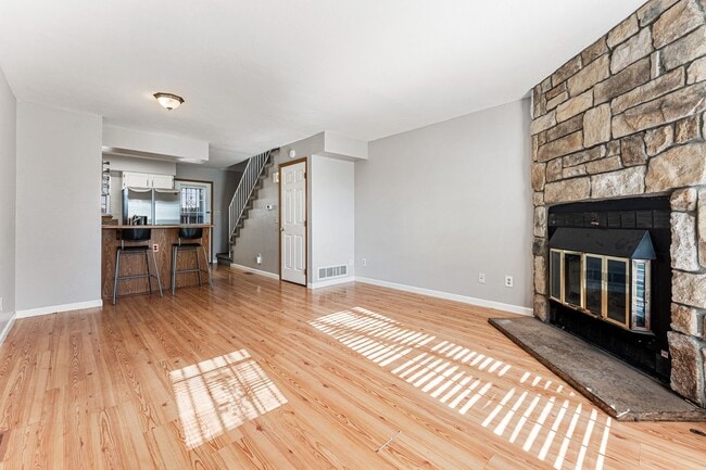 Building Photo - Fantastic Townhome with Central AC!