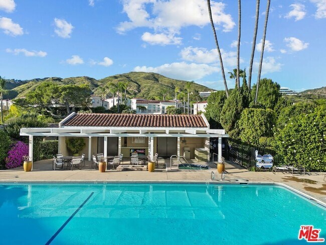 Building Photo - 23924 De Ville Way