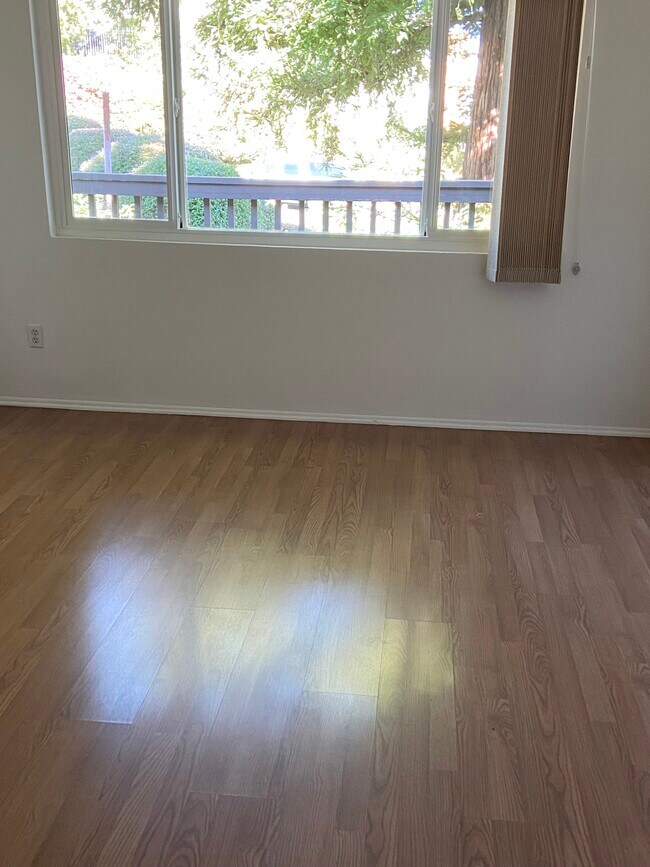 Den - 15606 Hillview Ln