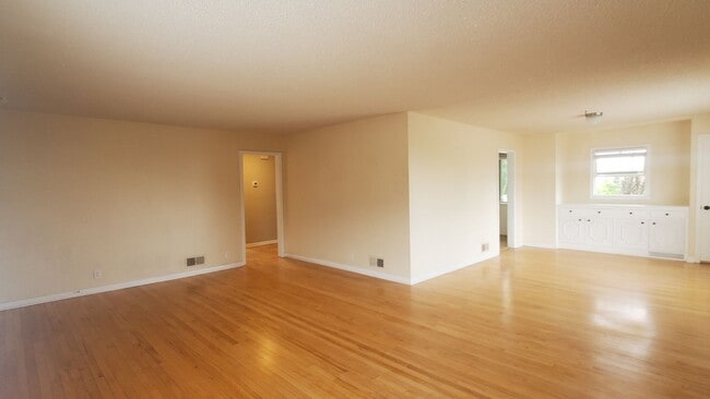 Building Photo - Spacious 2 Bd Main Level Duplex