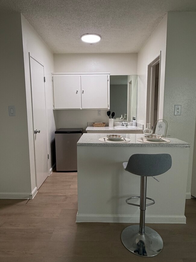 Estudio con suelo de madera noble - Studio Village Apartments