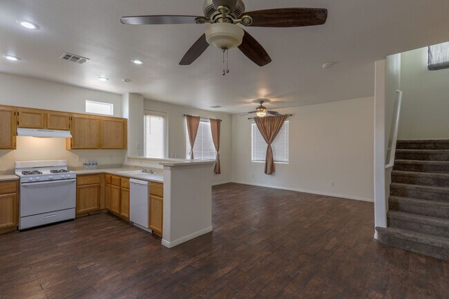 Foto del edificio - North Las Vegas Home 3 Beds with Desk Area...