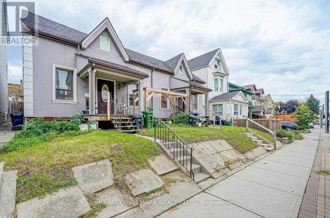 Building Photo - 822-822 Gerrard St E