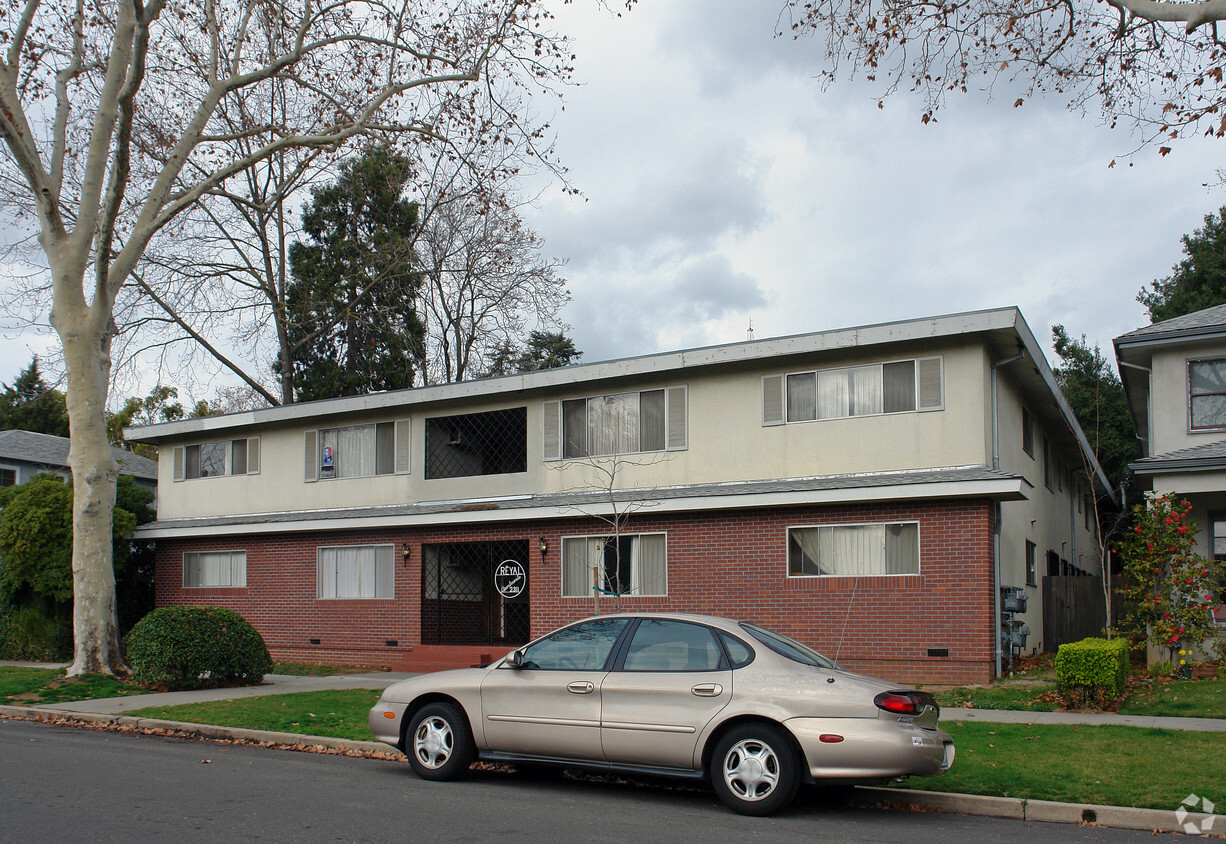 Primary Photo - Reyal Apartment