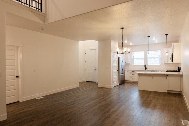 Building Photo - 878 Portman Wy
