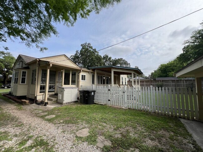 Foto del edificio - Charming 3 Bedroom Home Near LSU, University Lakes & Parade Routes!