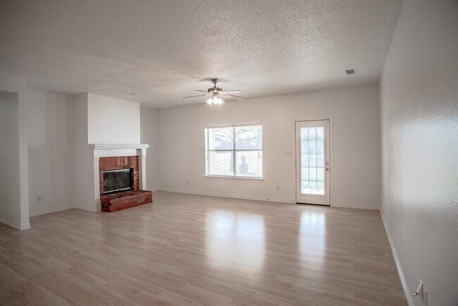 Building Photo - 6985 Meadow Ridge Cir