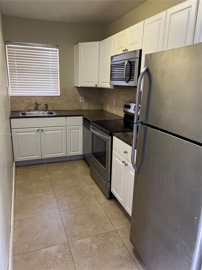 Building Photo - 3951 SW 59th Ave