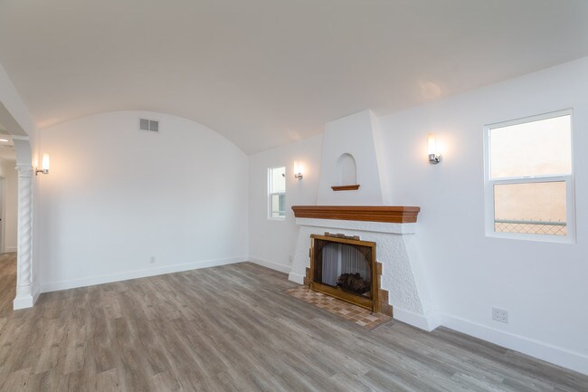 Building Photo - 7407 Dalton Ave