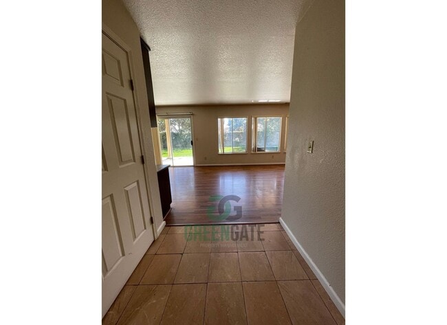 Building Photo - Price Drop!! North Stockton Home is Move i...