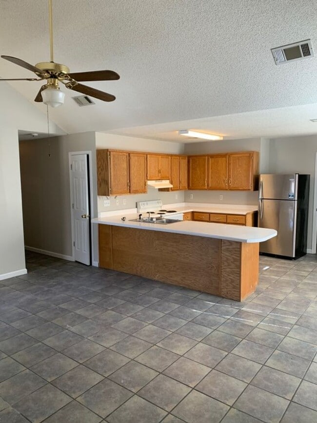 Foto del edificio - 3 bed 3 bath house! Water and Internet included!!