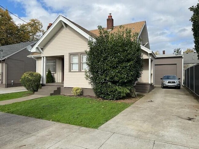 Building Photo - Updated Vintage Home