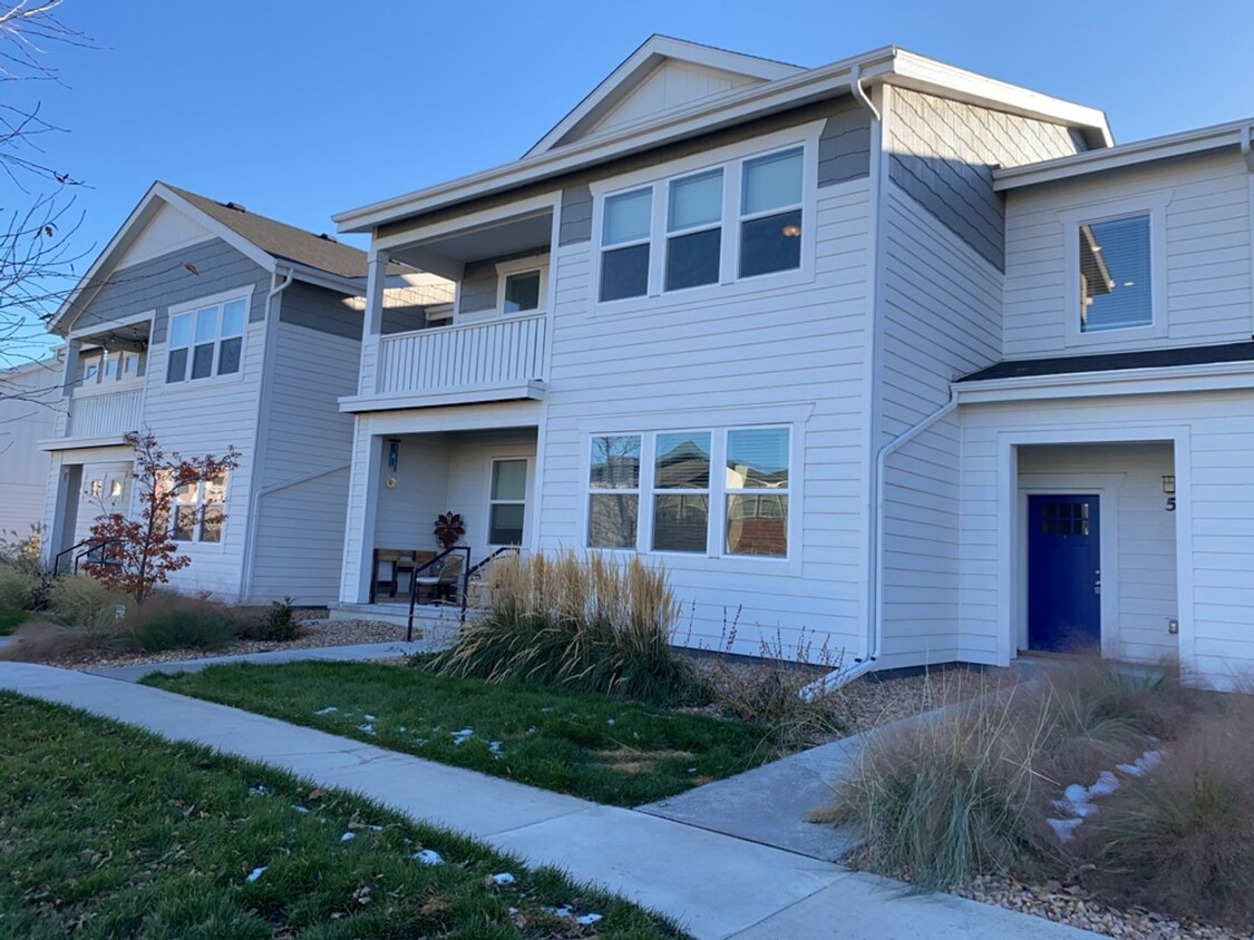 Foto principal - Stylish Second-Floor Condo w/ Two-Car Garage