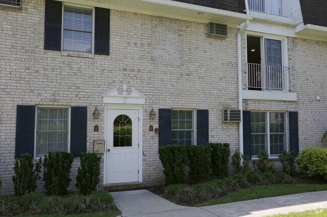 Foto del edificio - Westwood Manor: In-Unit Washer & Dryer, Cold Water Included, Cat & Dog Friendly, and Walk-In Clos...