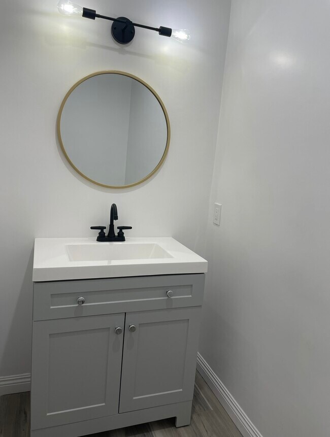Foto del edificio - 221 W Buckthorn St