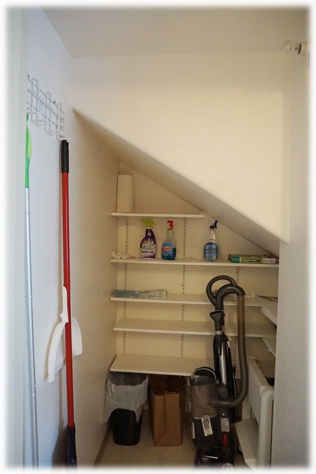 Foto del edificio - 2/2.5 w/attached 2-car garage and W/D in H...